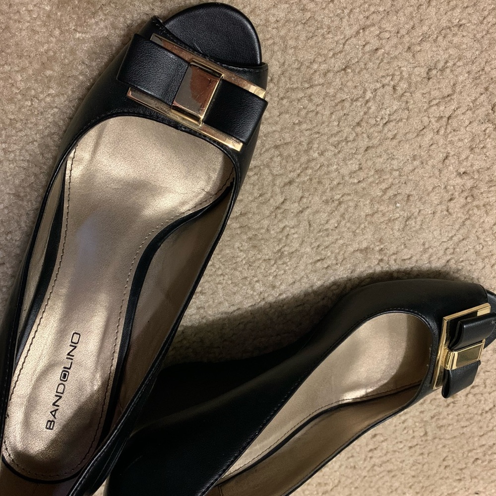 Bandolino open toed black and gold wedge sz 8